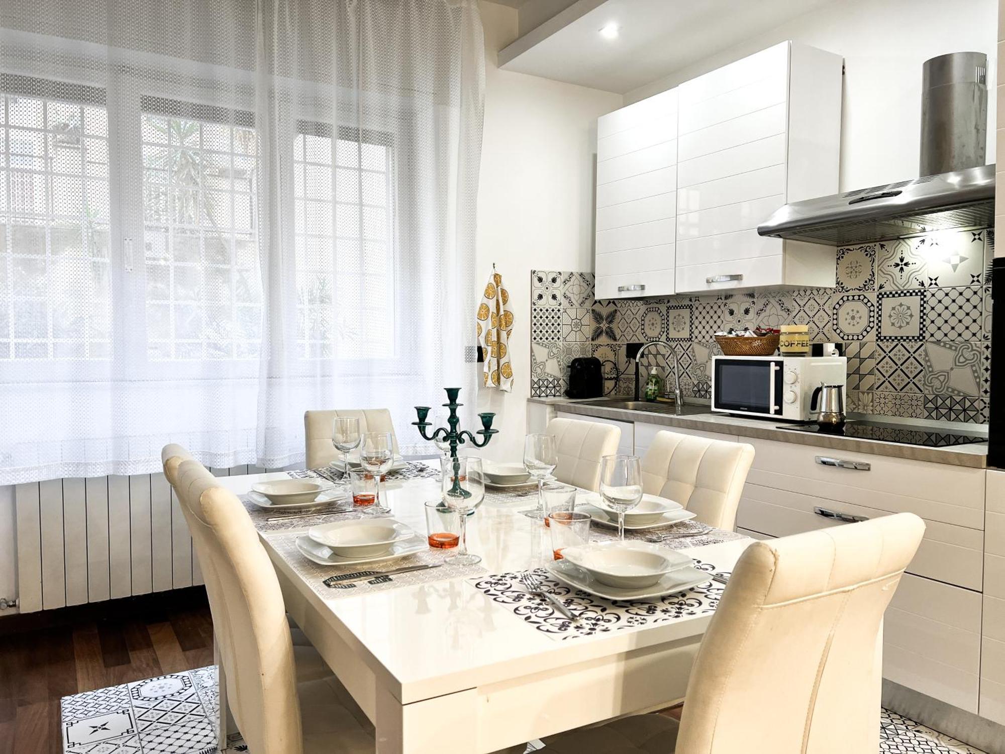 Lägenhet Unique House - 3 Bedrooms & 2 Bathrooms With 4 Beds - 100 Meters To The Metro A *
